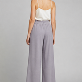 Damenhose mit Bindegürtel und weitem Bein