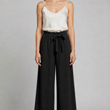 Damenhose mit Bindegürtel und weitem Bein