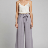 Damenhose mit Bindegürtel und weitem Bein