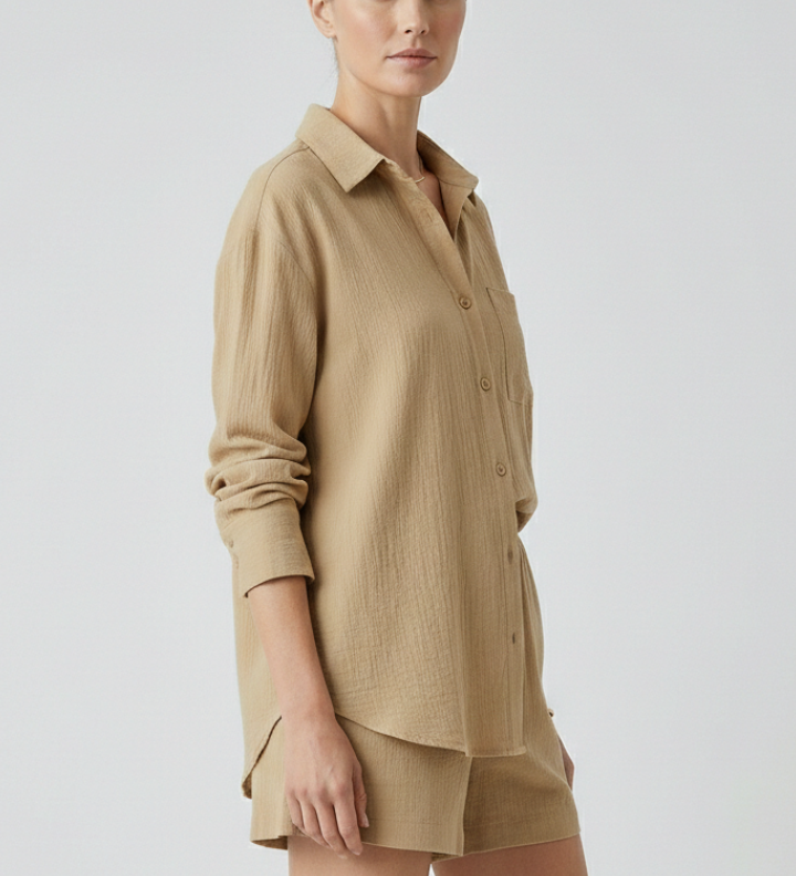 Zweiteiliges Damen-Set mit Kragenhemd und Shorts