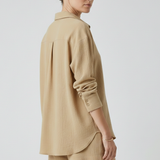 Zweiteiliges Damen-Set mit Kragenhemd und Shorts