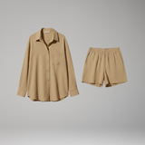 Zweiteiliges Damen-Set mit Kragenhemd und Shorts