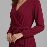 Damen V-Ausschnitt Maxikleid mit plissiertem Rock und Bindegürtel