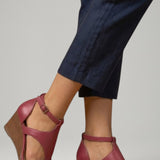 Damen Wedge Sandalen mit T-Riemen und gepolstertem Fußbett