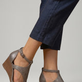 Damen Wedge Sandalen mit T-Riemen und gepolstertem Fußbett